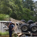 Cierre total del bulevar Xalapa-Coatepec por volcadura de tráiler en río sordo