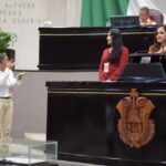 Por ley, espacios públicos contarían con intérprete de lengua de señas